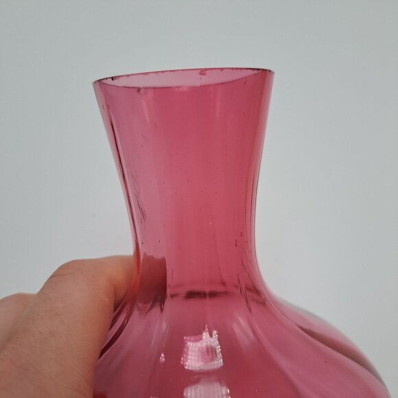 Cranberry Glass Vase Hand Blown Vintage Style Decorative Accent Piece - Picture 11 of 12